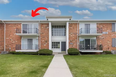 500 Fox Hills Dr N #A-8, Bloomfield Hills, MI 48304