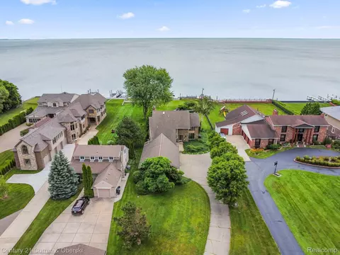 33034 Jefferson Ave, Saint Clair Shores, MI 48082