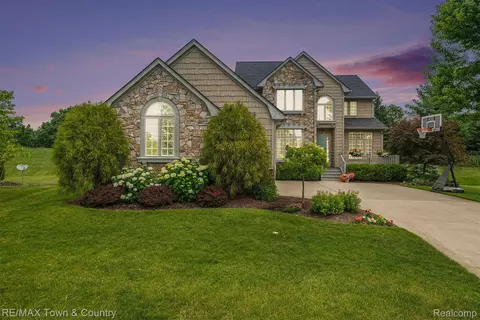 2331 Cherry Tree Ln, Grand Blanc, MI 48439