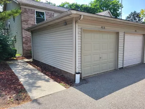 4929 Oak Hill Dr, Waterford, MI 48329