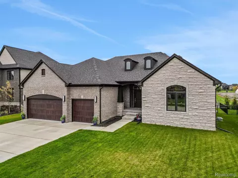 22016 Chaucer Crt Ct, Macomb, MI 48044