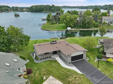 16072 Silvercrest Dr, Fenton, MI 48430