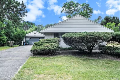 4857 Sundale Dr, Clarkston, MI 48346
