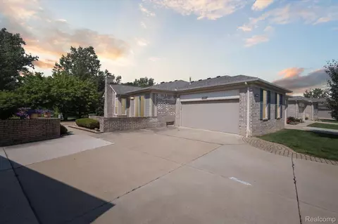 17662 Port Salem Dr, Macomb, MI 48044