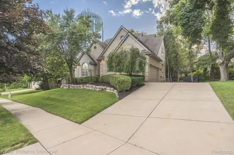 3477 Lakeshore Dr, Waterford, MI 48329