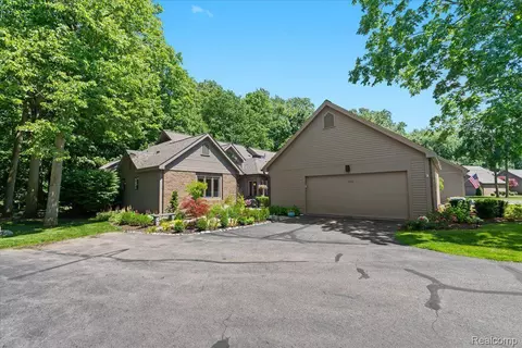 4596 Cottonwood Dr, Ann Arbor, MI 48108