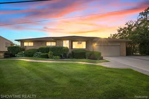 2906 Shawnee Ln, Waterford, MI 48329