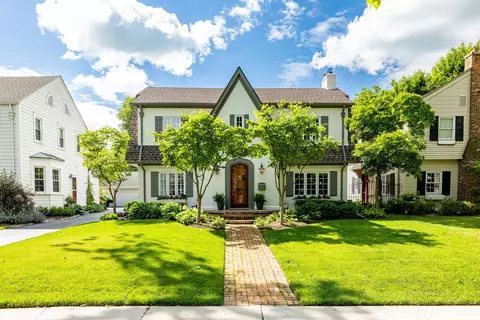 16 Village Ln, Grosse Pointe, MI 48230