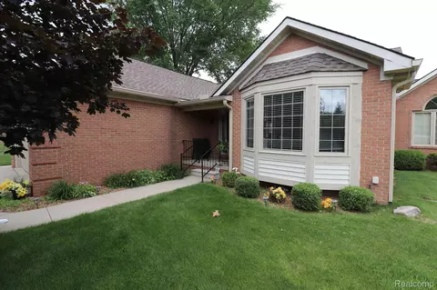 26258 Orchard Lake Rd, Farmington Hills, MI 48334