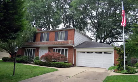 693 Pear Tree Ln, Grosse Pointe Woods, MI 48236