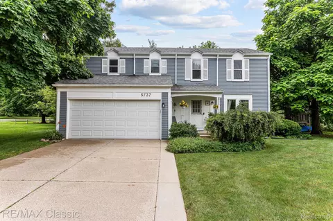 5737 Coach House Crt Ct, Waterford, MI 48327