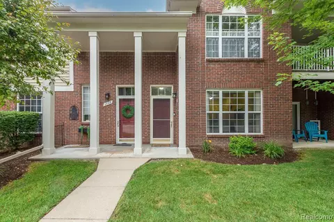 1723 Deepwood Cir, Rochester, MI 48307