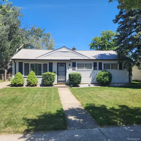 15227 Wildwood St, Roseville, MI 48066
