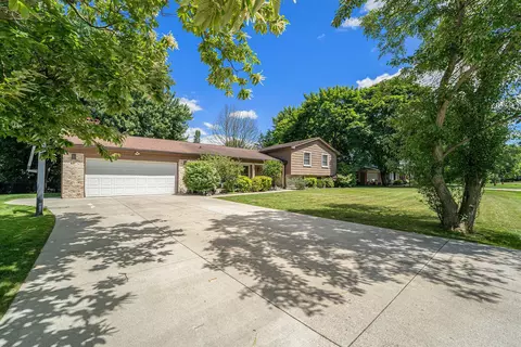 7435 Saint Auburn Dr, Bloomfield Township, MI 48301