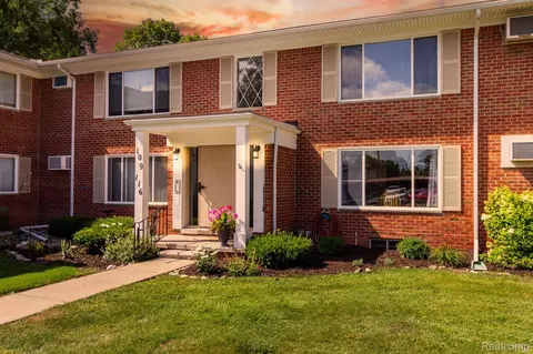 24111 Meridian Rd #116, Grosse Ile, MI 48138