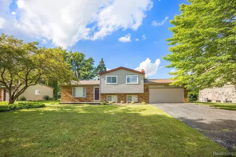 6160 Barker Dr, Waterford, MI 48329