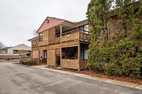 16498 Clarkson Dr, Fraser, MI 48026