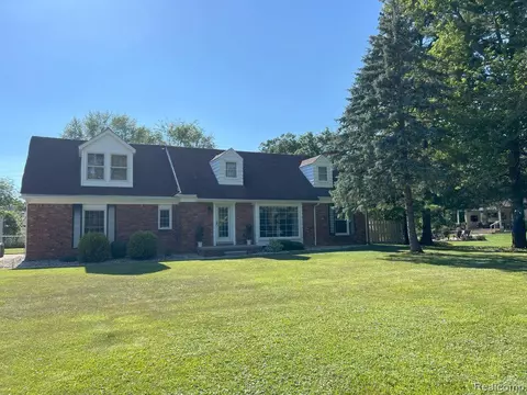 21370 Elder Crt Ct, Grosse Ile, MI 48138