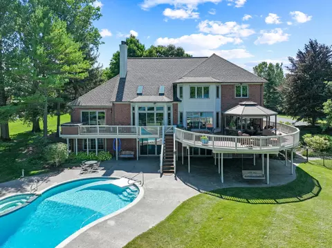 582 Shrewsbury Dr, Orion, MI 48348