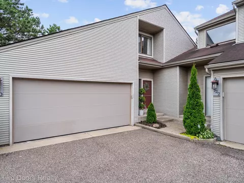 720 Eton Crt Ct, Rochester Hills, MI 48307