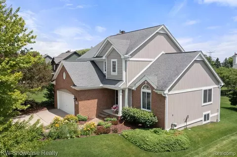 6641 Loch Moor, Clarkston, MI 48346