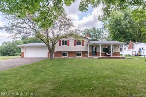 6141 Meadowwood Ln, Grand Blanc, MI 48439