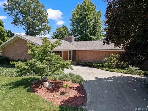 4757 Century Dr, Saginaw, MI 48638