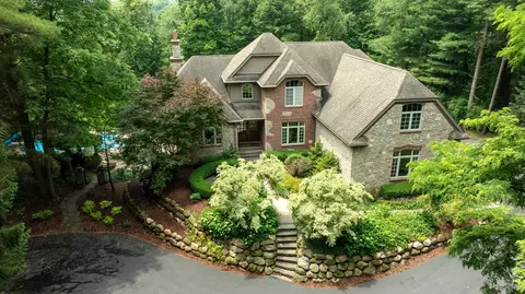 9814 Cross Creek Dr, Green Oak, MI 48178