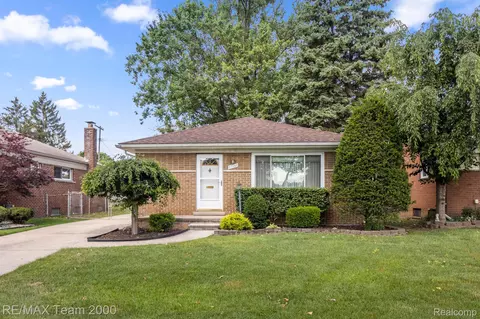 8708 Huron St, Taylor, MI 48180
