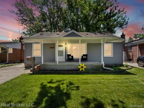 22838 Euclid St, Saint Clair Shores, MI 48082