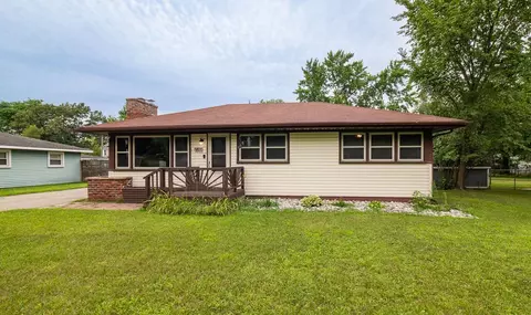 5800 Berkley Dr, Waterford, MI 48327
