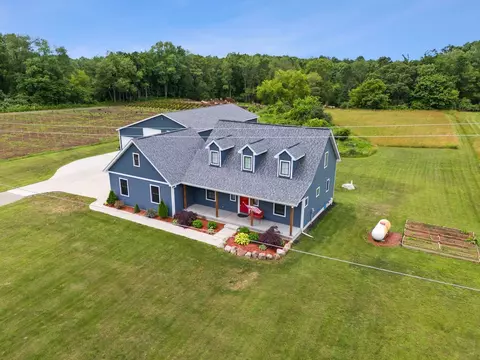 4711 Fenton Rd, Hartland, MI 48353