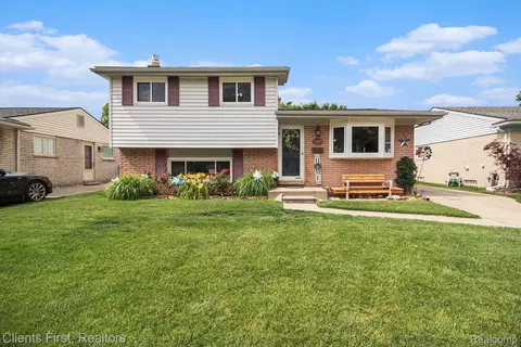 39816 Lynn St, Canton, MI 48187
