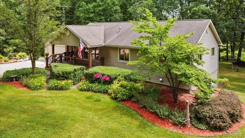 11115 Windy Hill Dr, Tyrone, MI 48430