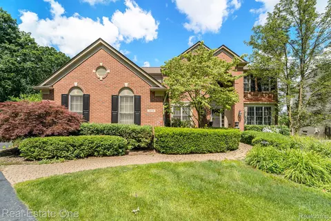 5454 Creekmonte Dr, Oakland, MI 48306