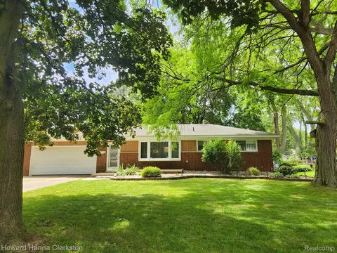3449 Fort Dr, Waterford, MI 48328