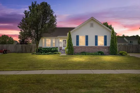 52391 Covington Ln, New Baltimore, MI 48047