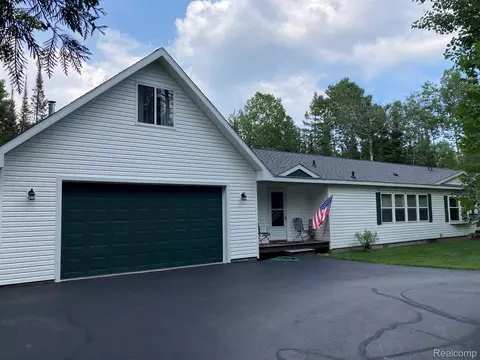 16986 Pineview Dr, Presque Isle, MI 49777