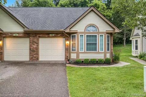 720 Whisperwood Trl, Fenton, MI 48430