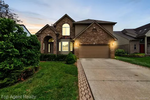 45098 Riverwoods Dr, Macomb, MI 48044