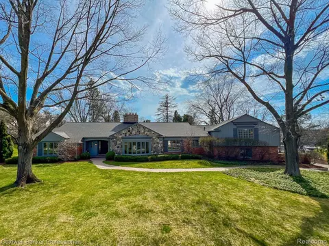 711 Kennebec Ct, Bloomfield Hills, MI 48304