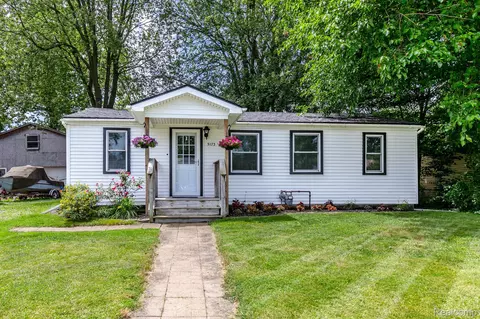 5173 Plum Creek Dr, Monroe, MI 48161