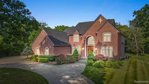 2330 Klingensmith Rd, Bloomfield Hills, MI 48302