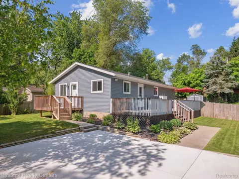 8886 Rushview Dr, Pinckney, MI 48169