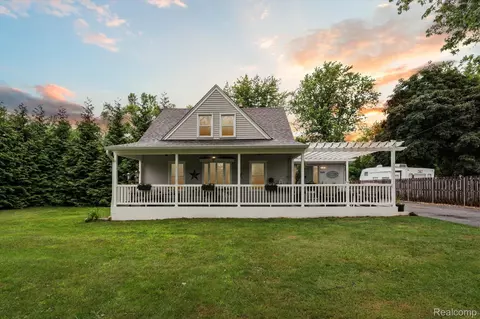 9849 Woodland Crt Ct, Ypsilanti, MI 48197