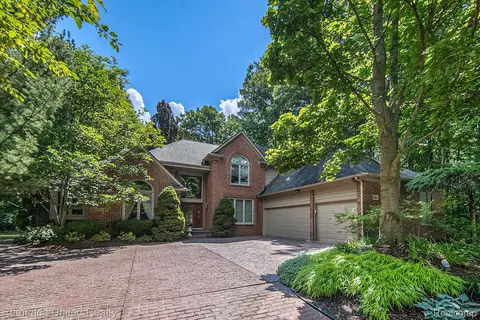 25684 Cheyenne Dr, Novi, MI 48374