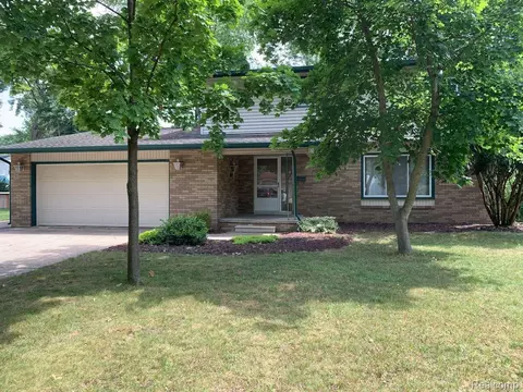 2112 Burlington Dr, Midland, MI 48642