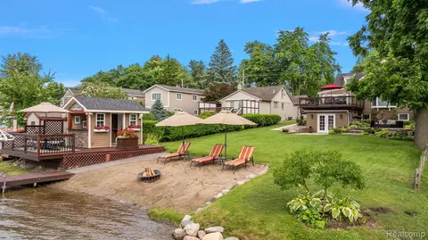927 S Long Lake Blvd, Orion, MI 48362