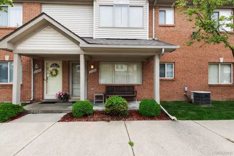 21086 Flora St, Roseville, MI 48066