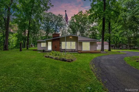 4864 Mohawk Ave, Clarkston, MI 48348 photo 1